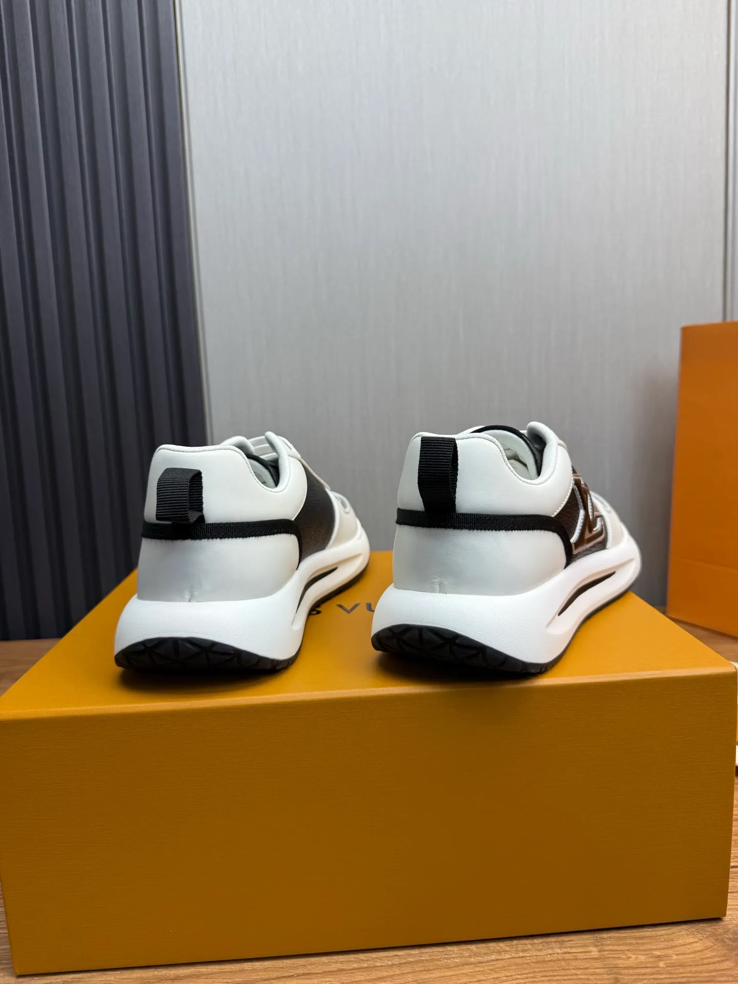 Men's shoes 💰820💰 Lv. Top purchasing agent 🇮🇹 Louis Vuitton, sports shoes counter synchronization, uppers imported from Italy, high-quality splicing and complex handicrafts, imported mesh pads are soft and comfortable, soles: original factory special soles, TPU exclusive movable molded soles super comfortable, original factory single goods, 🔍🔍high quality, you can enter and exit the counter at will, welcome to compare, code number 38-44 (Customized 38.45)